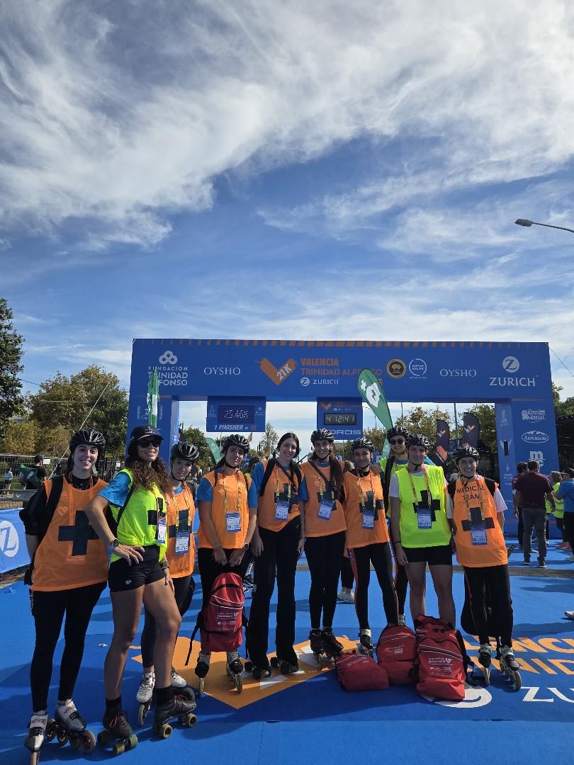Patinadores reanimadores de la organización con los desfibriladores de Proyecto+Vida en la meta del Medio Maratón Valencia