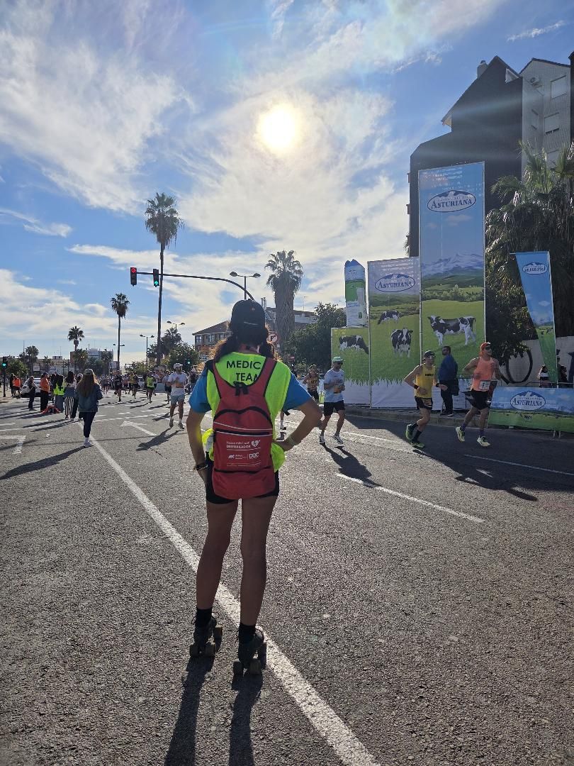 Patinadora reanimadora con la mochila de desfibrilador de Proyecto+Vida durante el Medio Maratón Valencia