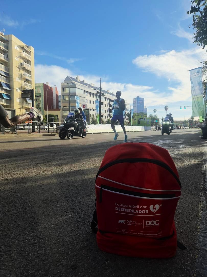 Mochila de Proyecto+Vida con desfibrilador junto al circuito del Medio Maratón Valencia