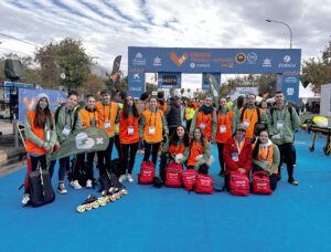 Equipo de patinadores reanimadores con las mochilas de desfibrilador de Proyecto+Vida en la meta del Medio Maratón Valencia
